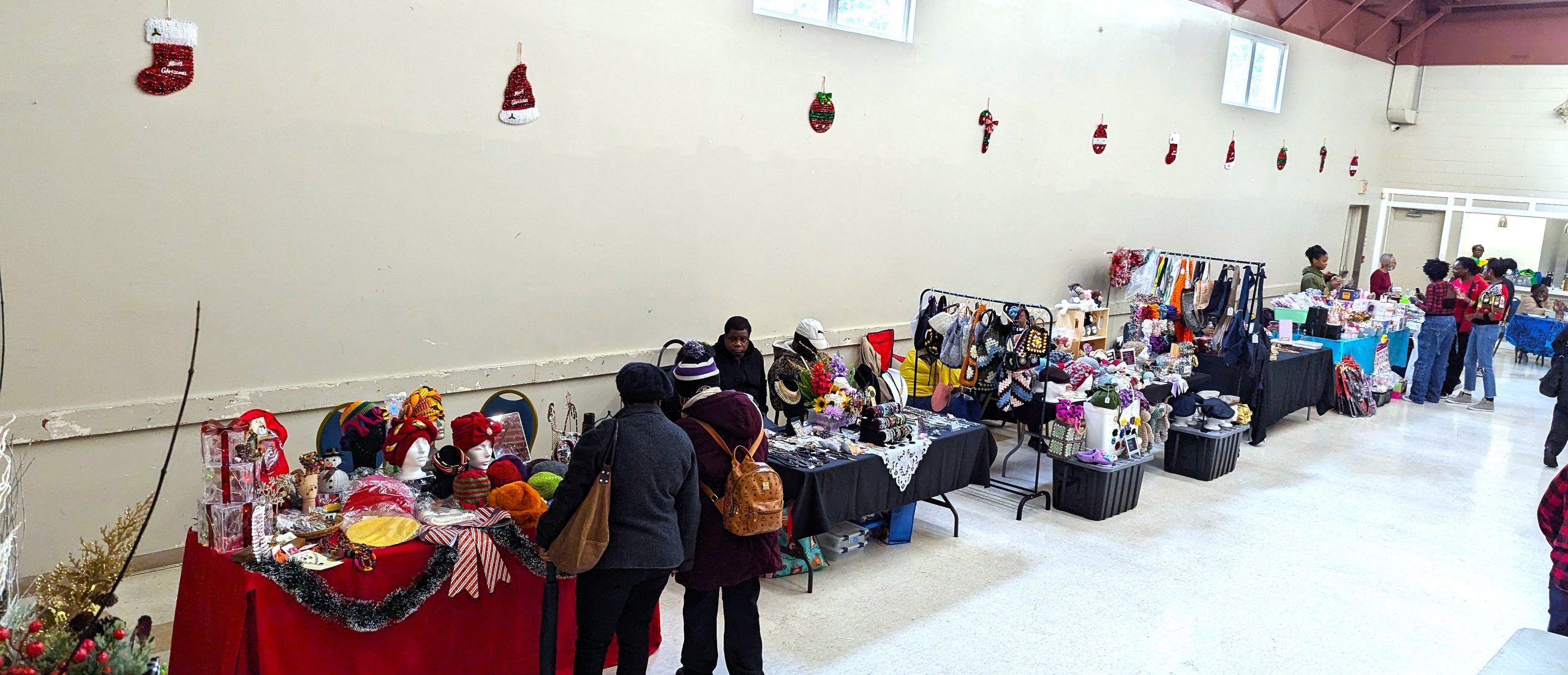 grandefestivemarket-2024 view of christmas vendors